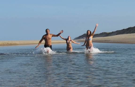 Bricadeiras e muita farra aproveitando o dia de sol na praia de Marconi Beach, em Cape Cod, litoral sul de Massachusetts, nos Estados Unidos